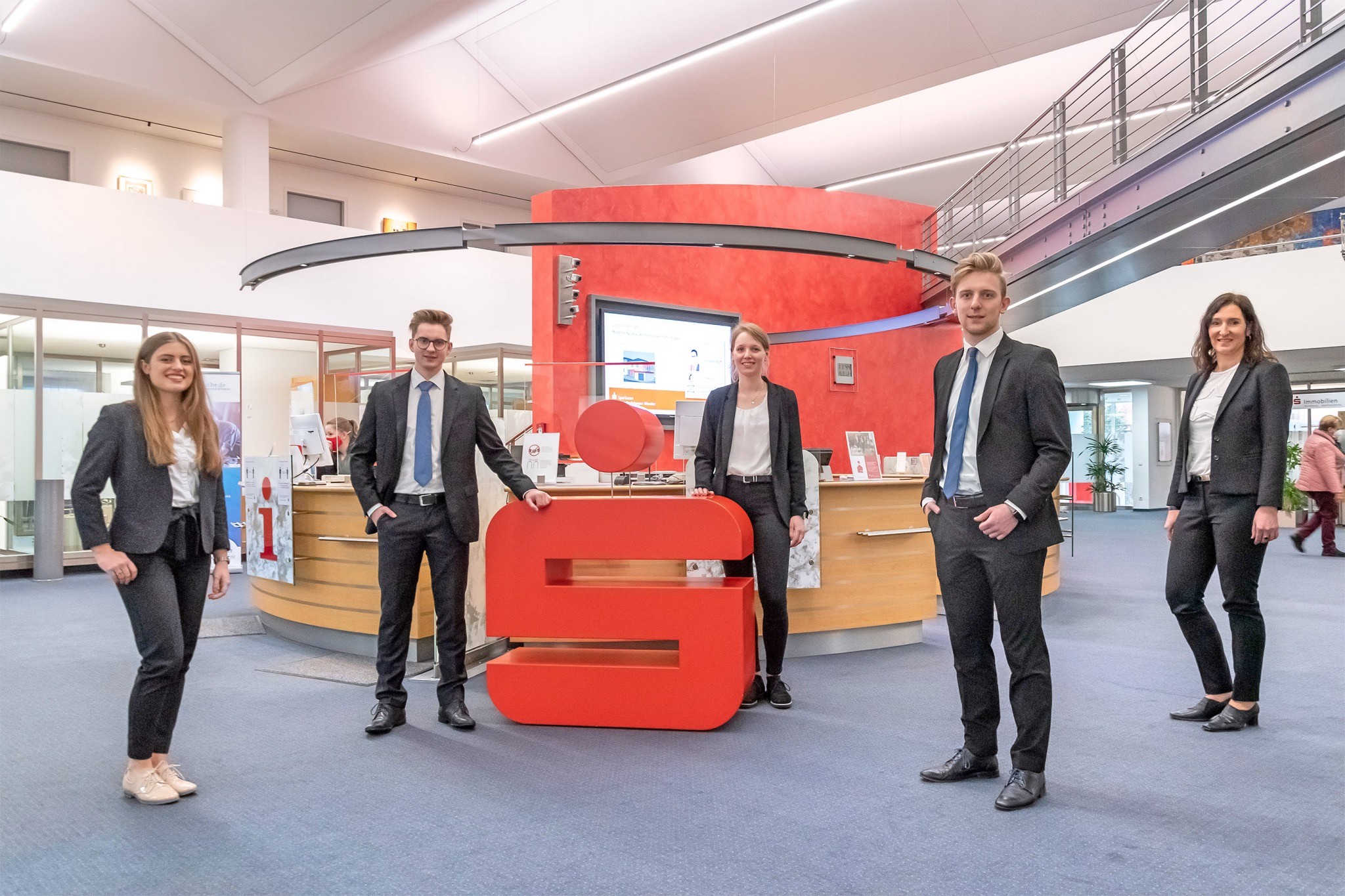 Vier neue Bankkaufleute bei der Sparkasse in Olpe Panneklöpper.de